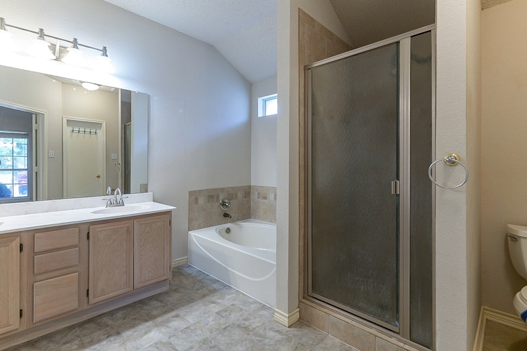 Photo 6 of 20 - 1028 Essex Dr, Cedar Hill, TX 75104