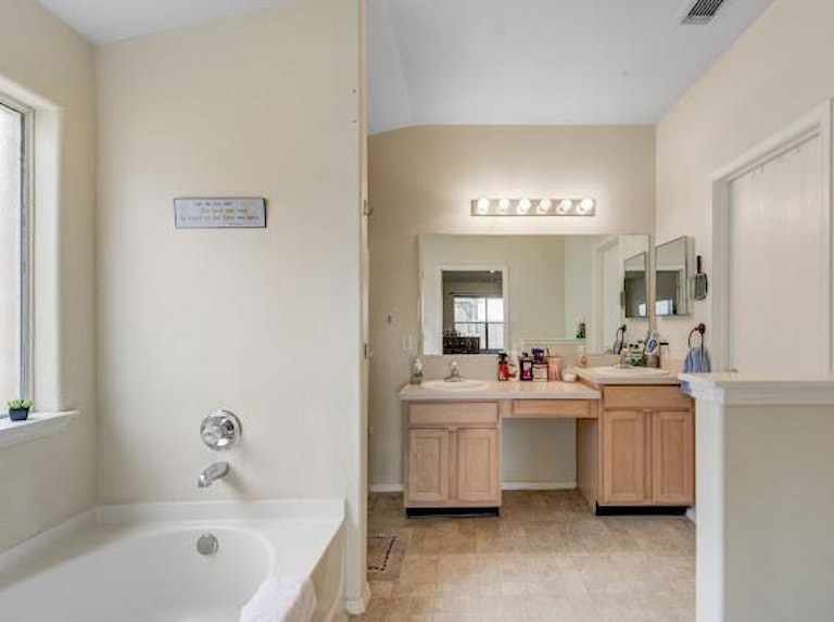 Photo 29 of 47 - 222 Kestrel Ln, Rosharon, TX 77583