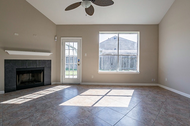 Photo 5 of 30 - 1134 Park Breeze Ct, Fresno, TX 77545