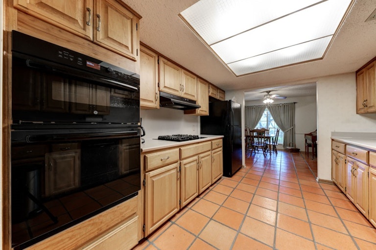 Photo 8 of 24 - 6 Mission Dr, New Braunfels, TX 78130
