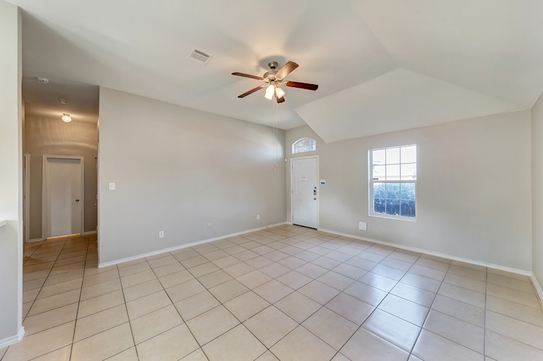 Photo 9 of 23 - 1143 Galicia Ln, Dallas, TX 75217