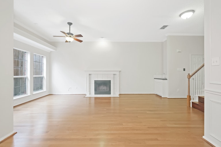 Photo 2 of 24 - 2504 Pinegrove Cir, Arlington, TX 76006