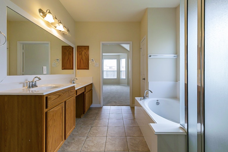 Photo 21 of 31 - 5703 Langham Dawn Ln, Houston, TX 77084