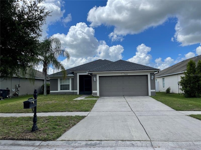 Photo 2 of 28 - 8438 Carriage Pointe Dr, Gibsonton, FL 33534