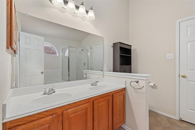 Photo 13 of 25 - 10121 Sourwood Dr, Fort Worth, TX 76244