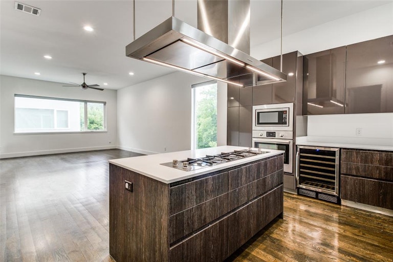 Photo 6 of 27 - 1234 Hyde Ct, Dallas, TX 75215
