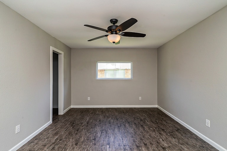 Photo 14 of 23 - 638 Michael Dr, Grand Prairie, TX 75052