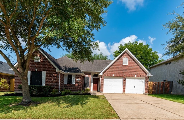 Photo 2 of 29 - 1010 Abbott Dr, Pearland, TX 77584
