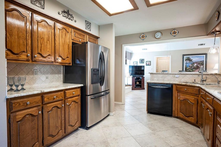 Photo 8 of 24 - 2206 Timberline Dr, Carrollton, TX 75007