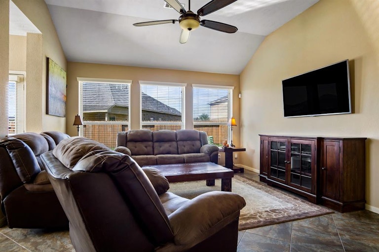 Photo 10 of 24 - 2018 Cadbury Castle Ln, Fresno, TX 77545