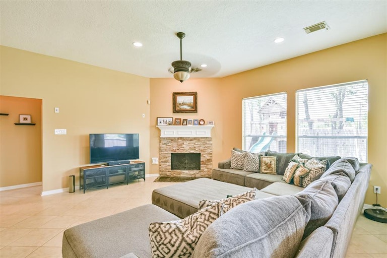 Photo 20 of 41 - 3111 Genessee Creek Ln, Friendswood, TX 77546