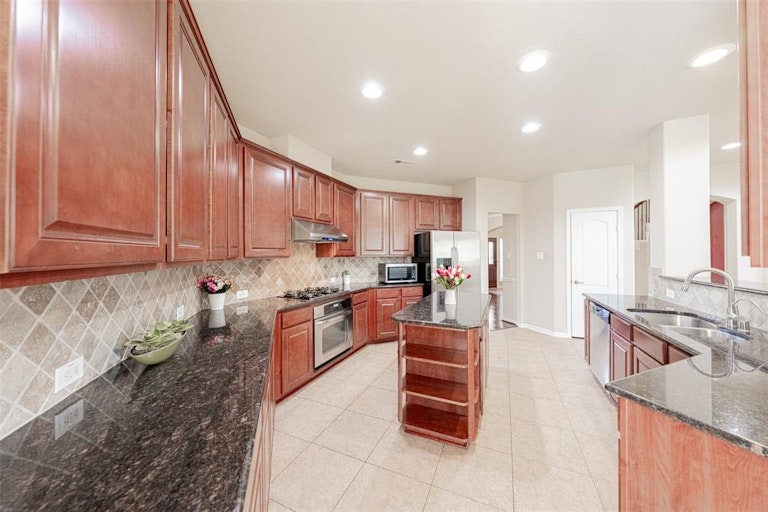 Photo 18 of 45 - 6815 Sorrelwood Ln, Sugar Land, TX 77479