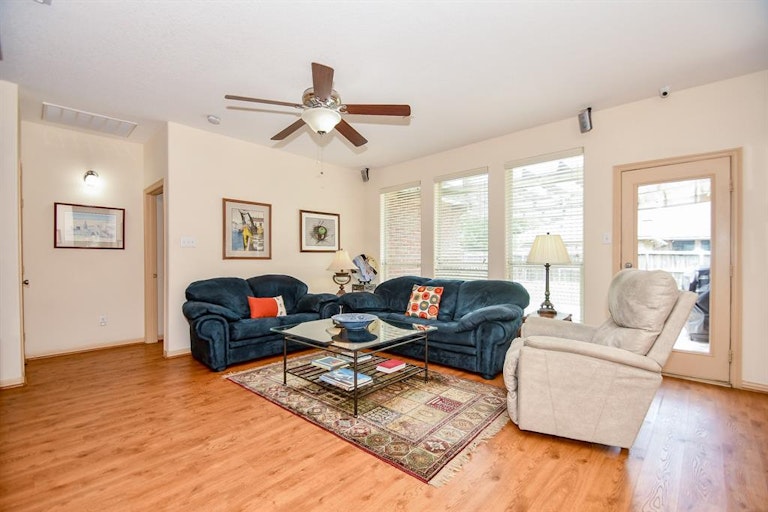 Photo 13 of 34 - 7702 Flax Dr, Houston, TX 77071