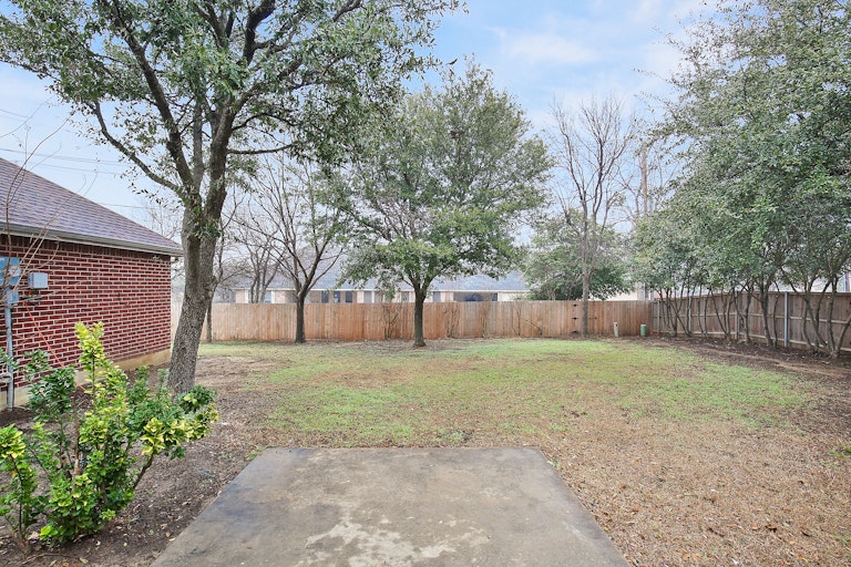 Photo 36 of 36 - 721 Whitetail Deer Ln, Crowley, TX 76036