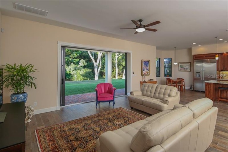Photo 11 of 25 - 5331 Silver Leaf Ln, Sarasota, FL 34233