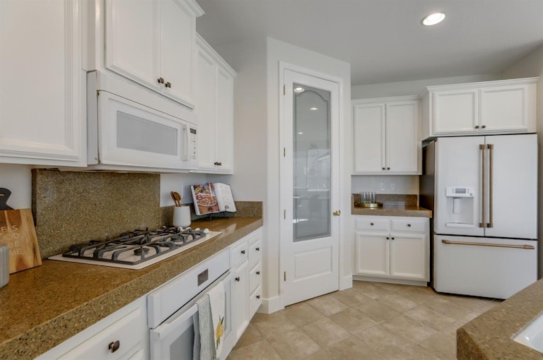 Photo 9 of 39 - 1175 Bronco Dr, Plumas Lake, CA 95961