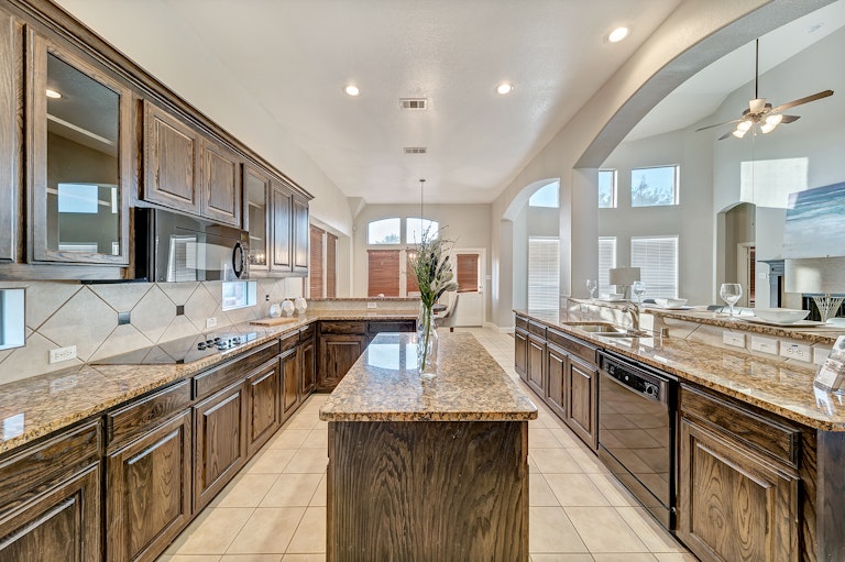 Photo 9 of 43 - 2740 Cape Pearl Dr, Grand Prairie, TX 75054