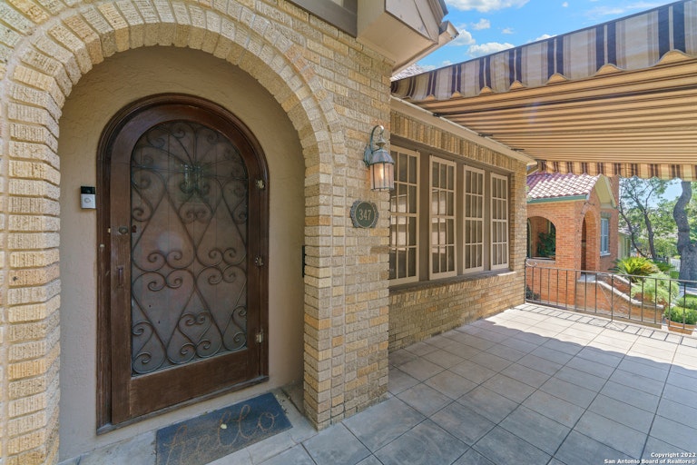 Photo 4 of 39 - 347 E Huisache Ave, San Antonio, TX 78212