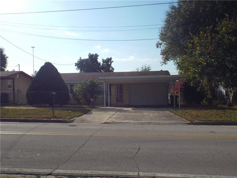 Photo 2 of 20 - 212 Shepard Ave, Dundee, FL 33838