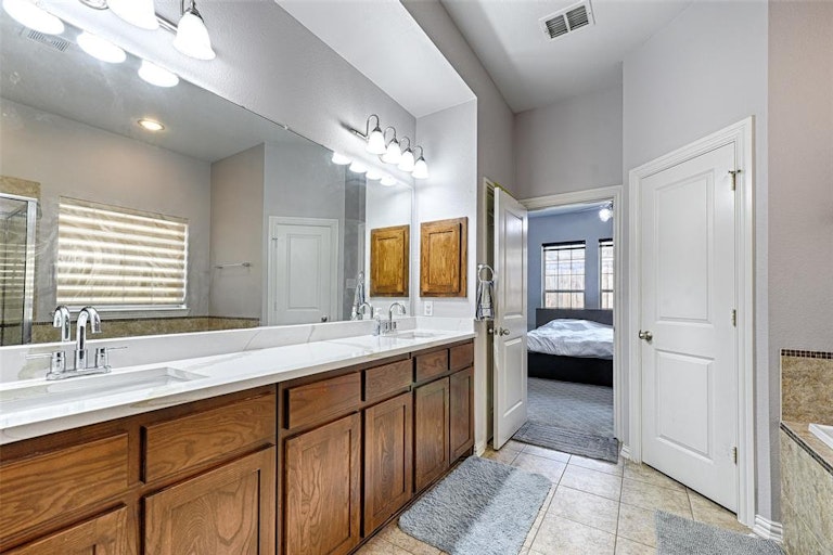 Photo 14 of 32 - 204 Vagon Castle Ln, Lewisville, TX 75056
