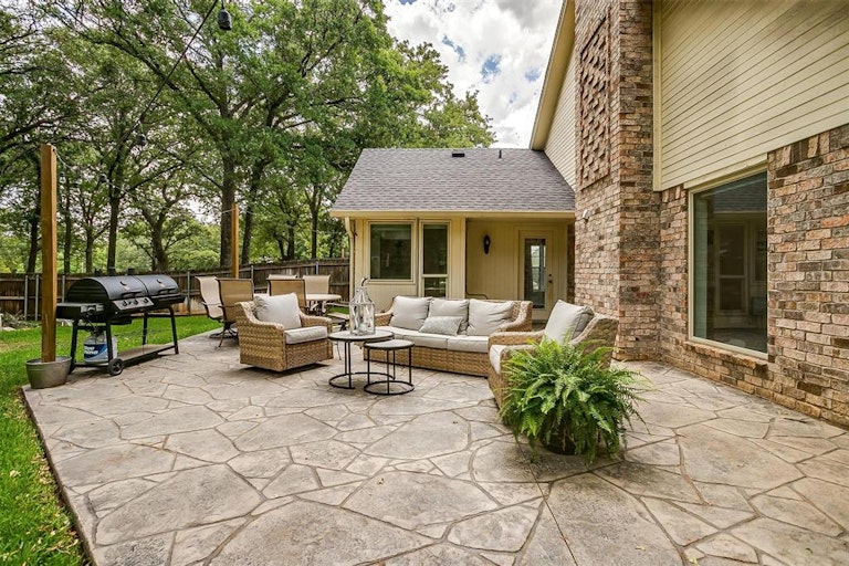 Photo 27 of 40 - 312 Emerald Ct, Burleson, TX 76028