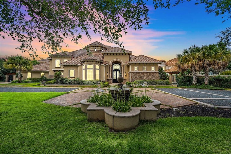 Photo 1 of 41 - 12 Retreat Blvd, Richmond, TX 77469