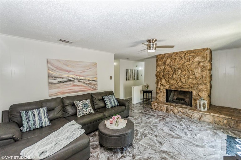 Photo 9 of 31 - 13102 Twin Oaks Dr, Balch Springs, TX 75180