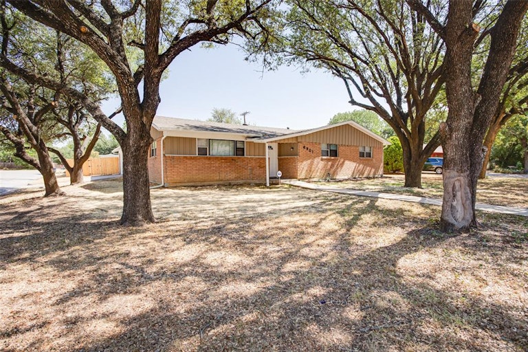 Photo 3 of 36 - 6901 Meadowbrook Dr, Fort Worth, TX 76112