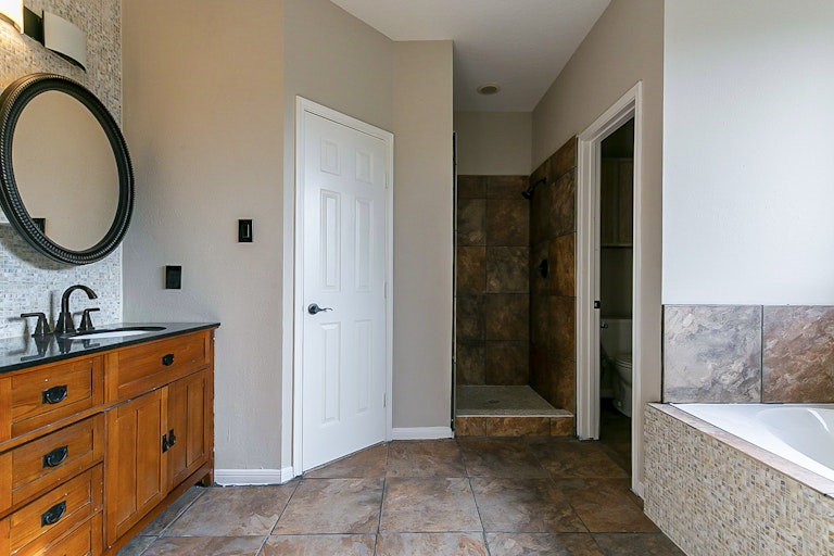 Photo 18 of 27 - 1806 Shadow Haven Ct, Fresno, TX 77545