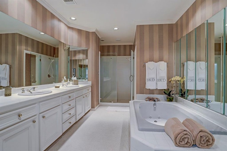 Photo 12 of 32 - 6308 Taggart St Unit B, Houston, TX 77007