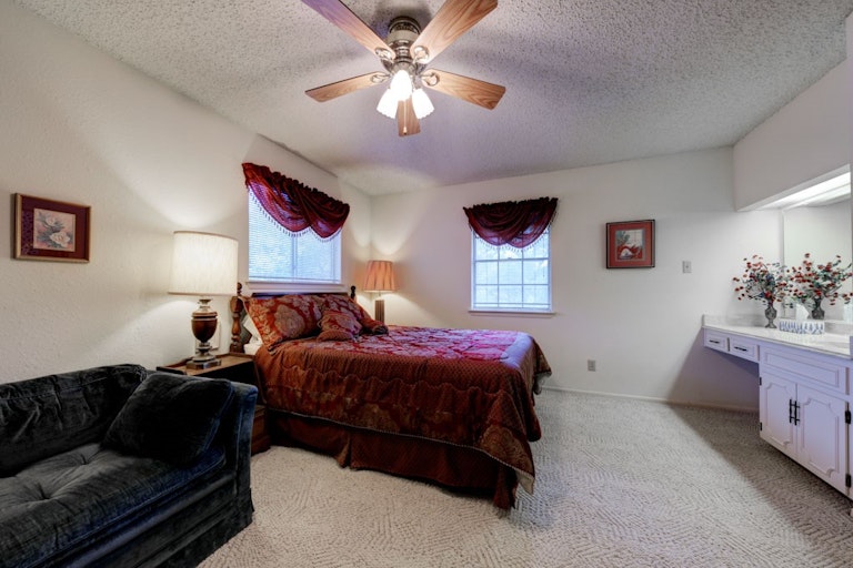 Photo 14 of 24 - 6 Mission Dr, New Braunfels, TX 78130