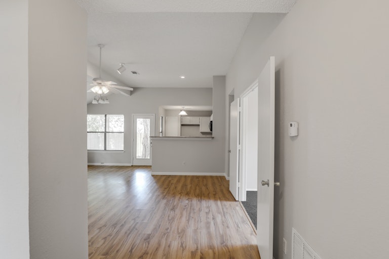 Photo 7 of 25 - 401 Angelina Dr, Arlington, TX 76018