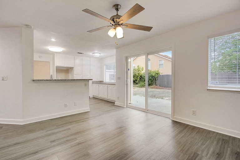 Photo 19 of 35 - 4052 Tawny Meadow Way, Antelope, CA 95843