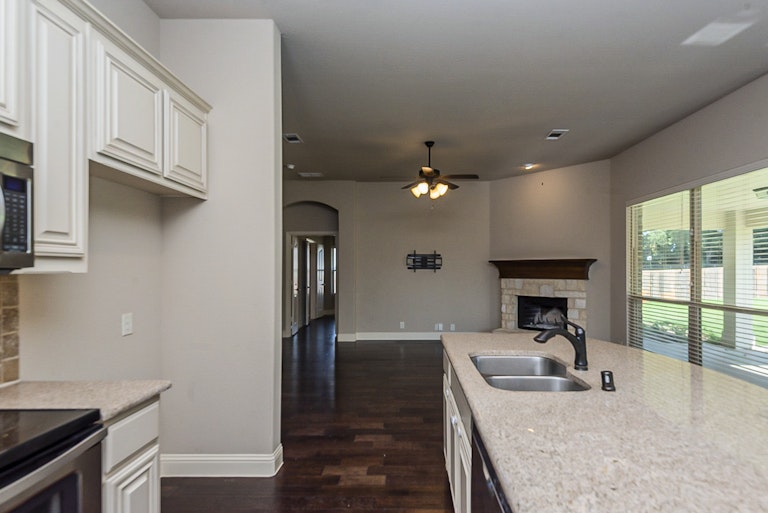Photo 10 of 32 - 1110 Safrano St, Midlothian, TX 76065