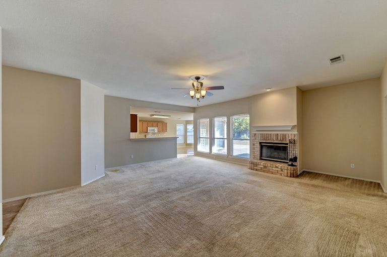 Photo 3 of 28 - 940 High Point Dr, Midlothian, TX 76065