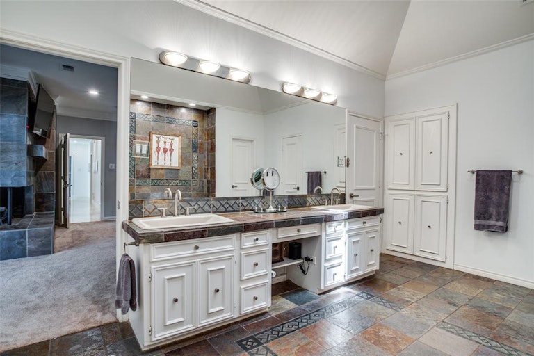 Photo 17 of 27 - 6015 Twin Coves St, Dallas, TX 75248