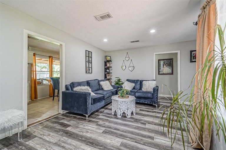 Photo 4 of 20 - 2401 Estate Dr, Deer Park, TX 77536