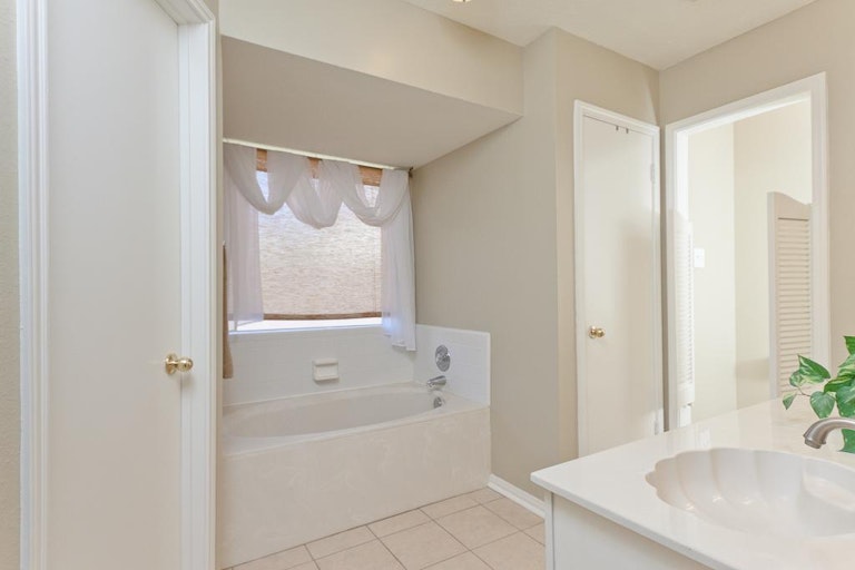 Photo 12 of 17 - 2916 Cambridge Circus, Pearland, TX 77581