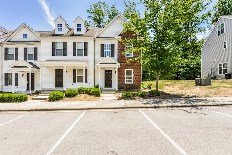 Photo 1 of 25 - 1401 Plexor Ln, Knightdale, NC 27545