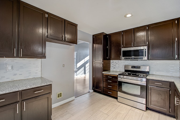 Photo 4 of 39 - 4025 Honey Rose Pl, Antelope, CA 95843