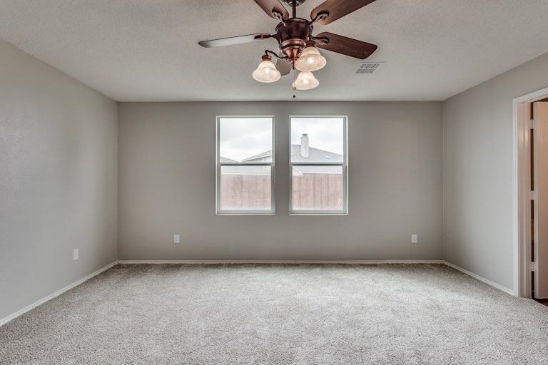 Photo 14 of 25 - 3323 Lipizzan Dr, Denton, TX 76210