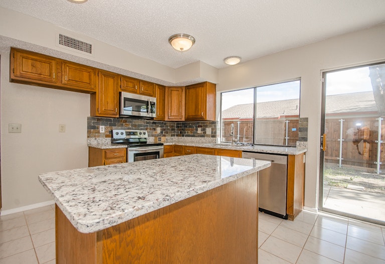 Photo 11 of 30 - 3123 Mayfair Dr, Carrollton, TX 75007