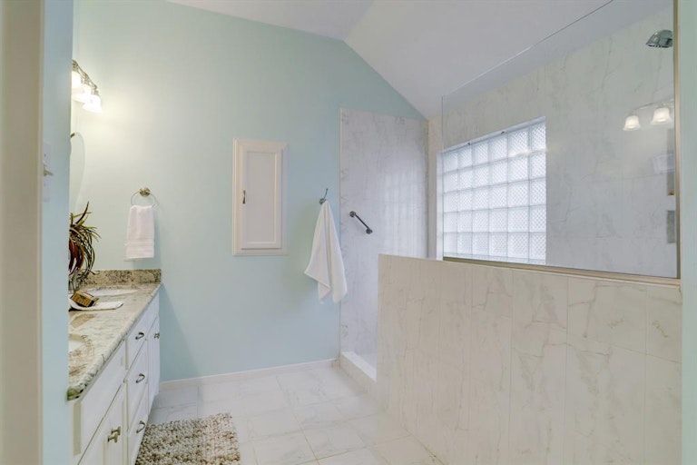 Photo 24 of 31 - 4911 Falling Oak Ct, Pasadena, TX 77505