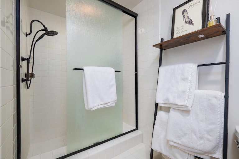 Photo 33 of 40 - 317 Wyndgate Rd, Sacramento, CA 95864