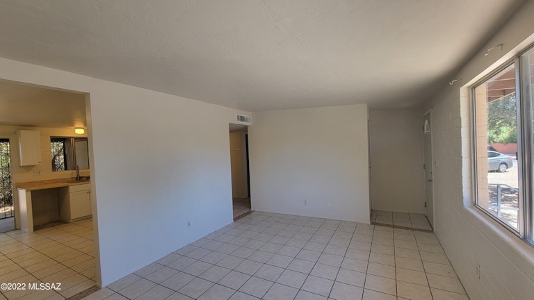 Photo 3 of 20 - 1463 W Roger Rd, Tucson, AZ 85705