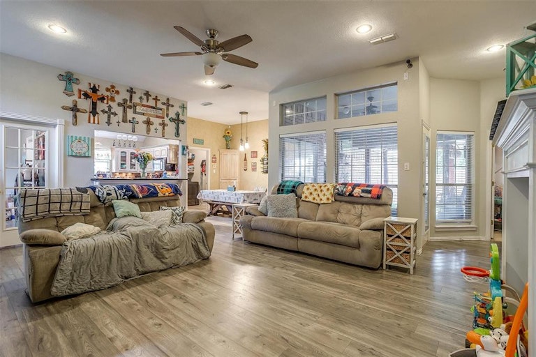 Photo 20 of 40 - 509 Arbor Lawn Dr, Burleson, TX 76028