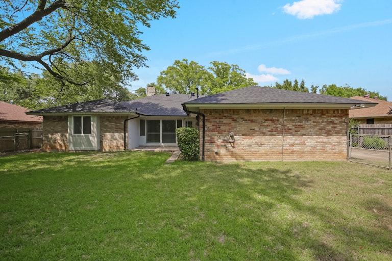 Photo 5 of 25 - 404 Rivervalley Ct, Arlington, TX 76006