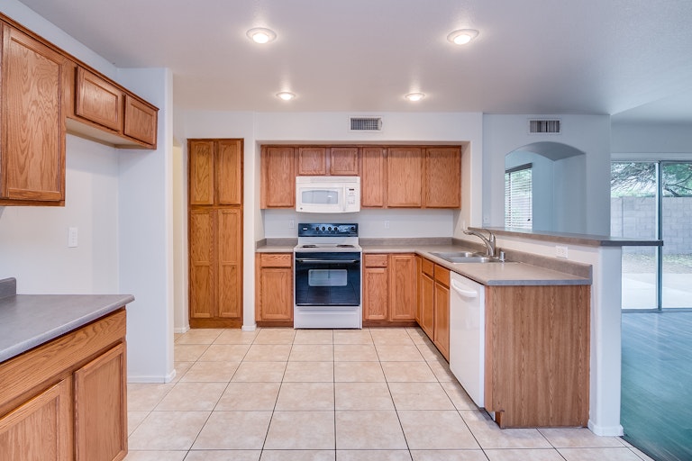 Photo 2 of 23 - 4038 W Abraham Ln, Glendale, AZ 85308