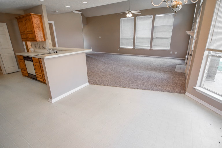 Photo 13 of 31 - 1337 Mimosa Ln, Lewisville, TX 75077