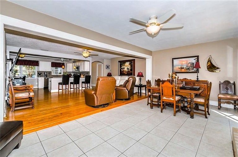 Photo 4 of 25 - 1999 Elliott Dr, Clearwater, FL 33763